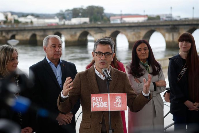 El ministro de la Presidencia, Justicia y Relaciones con las Cortes, Félix Bolaños, interviene durante un acto de campaña, frente a la Puerta de Carlos V, a 9 de febrero de 2024, en Viveiro, Lugo, Galicia (España). Bolaños ha visitado la localidad de Vi