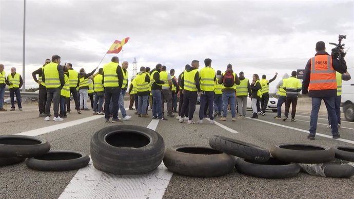 Agricultores protestan en la A-7 a la altura de Massalavés (Valencia)