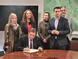 El ministro de Agricultura, Pesca y Alimentación, Luis Planas, en Boiro con representatnes de Anfaco-Cecapesca