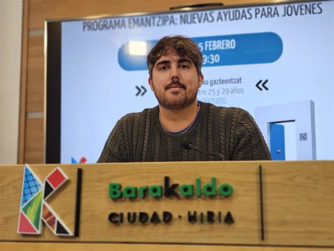 El concejal de Juventud de Barakaldo, Jonathan Martín, presenta los nuevos talleres de la escuela de empoderamiento.