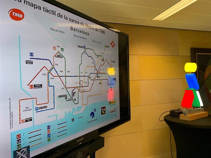Imatge del nou mapa tàctil de la xarxa de metro de Barcelona