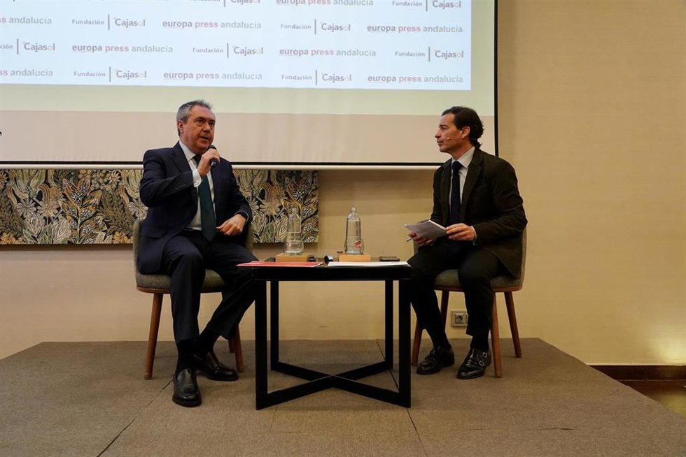 El secretario general del PSOE-A y portavoz del Grupo Socialista en el Senado, Juan Espadas (i), y el delegado de Europa Press Andalucía, Francisco Morón (d), durante el desayuno informativo.