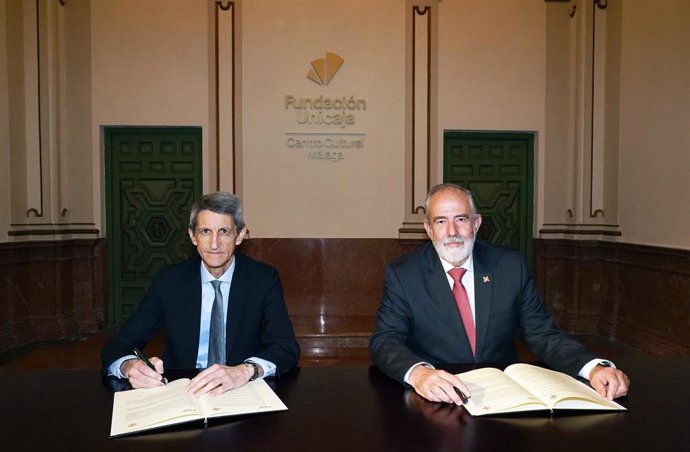El presidente de la Fundación Bancaria Unicaja, José M. Domínguez, y el presidente de la Agrupación de Cofradías de Málaga, José Carlos Garín