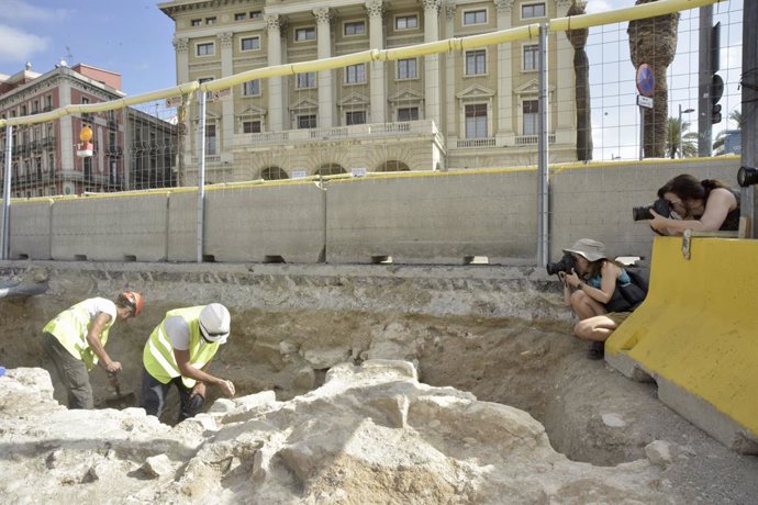 Archivo - Varios arqueólogos trabajan en los restos arqueológicos de los siglos XIII-XVIII en La Rambla, a 9 de agosto de 2023, en Barcelona, Catalunya (España).