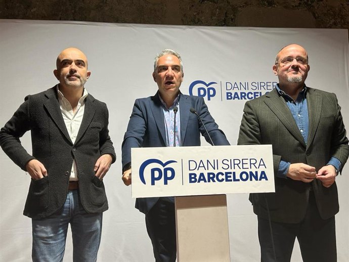 El sotssecretari de Política Autonmica i Municipal del PP, Elías Bendodo (c), amb el president del PP catal, Alejandro Fernández (d), i el líder del PP a l'Ajuntament de Barcelona, Daniel Sirera (e)