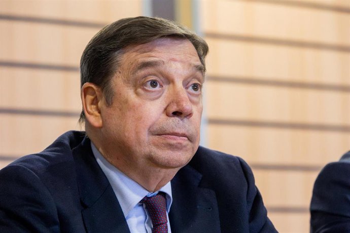 El ministro de Agricultura, Pesca y Alimentación, Luis Planas, ofrece una rueda de prensa antes de reunirse con el sector pesquero e industrial, en A Coruña, Galicia.