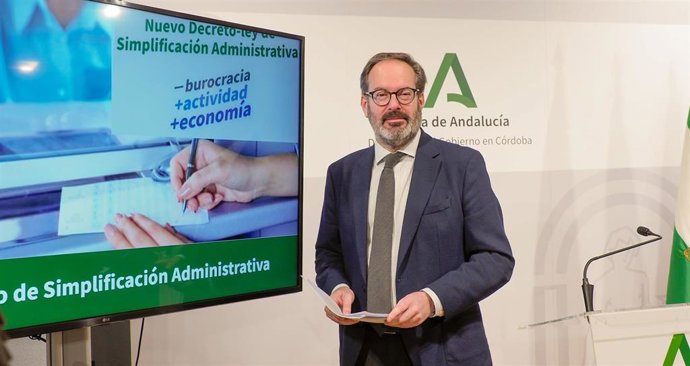 El delegado del Gobierno andaluz en Córdoba, Adolfo Molina, en rueda de prensa.