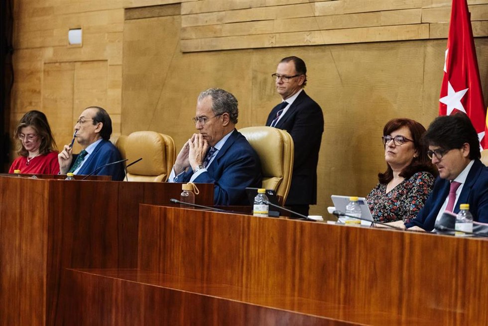 El presidente de la Asamblea de Madrid, Enrique Ossorio (c), durante un pleno en la Asamblea de Madrid, a 8 de febrero de 2024, en Madrid (España). 