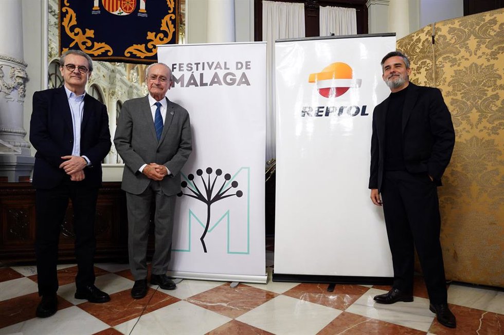El alcalde de Málaga, Francisco de la Torre; el director general de Cliente de Repsol, Valero Marín; el gerente de Málaga Procultura y director del Festival de Málaga, Juan Antonio Vigar