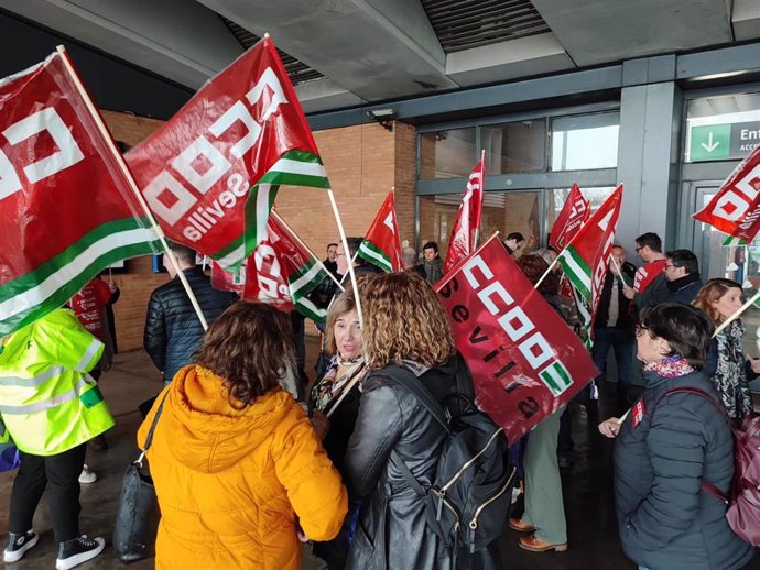 Concentración de CCOO en la estación de Santa Justa, en Sevilla.