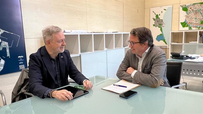 Fernando Cos-Gayón, director de la Cátedra Observatorio de la Vivienda de la UPV, y Juan Giner, concejal de urbanismo del Ayuntamiento de Valncia
