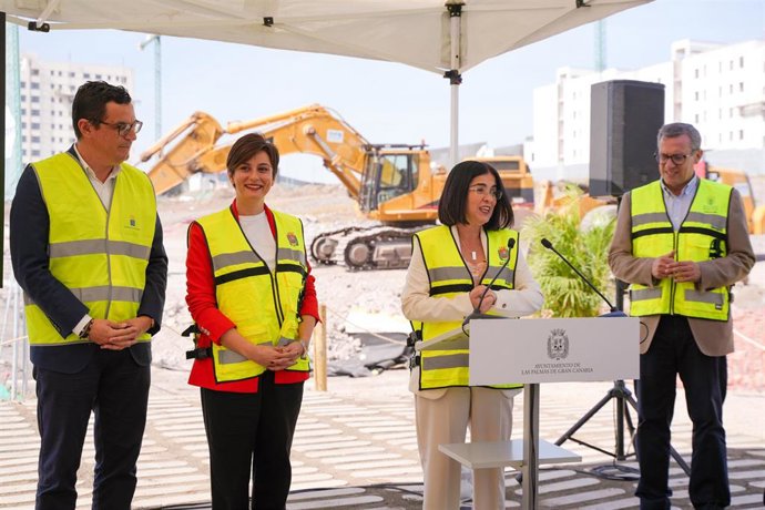 (I-2D) El consejero de Obras Públicas y Vivienda del Gobierno de Canarias, Pablo Rodríguez, la ministra de Vivienda y Agenda Urbana, Isabel Rodríguez, y la alcaldesa de Las Palmas de Gran Canaria, Carolina Darias, durante su visita a la ciudad, a 9 de e