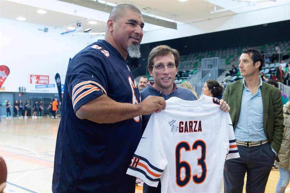 El exjugador de los Chicago Bears Roberto Garza y el alcalde de Madrid, José Luis Martínez-Almeida, durante el clínic Mini Monsters',
