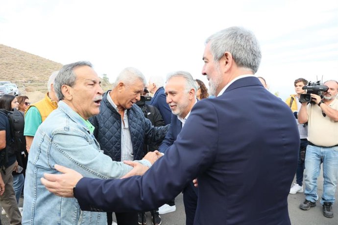 El presidente de Canarias, Fernando Clavijo, y el ministro de Política Territorial, Ángel Víctor Torres, saludan a vecinos de La Aldea durante la inauguración de los túneles de Faneque en la carretera de La Aldea