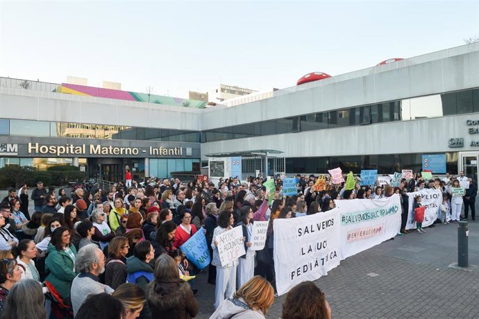 Decenas de personas durante una concentración para reclamar una solución para la UCI Pediátrica de La Paz, frente al edificio Materno-Infantil del hospital, a 24 de enero de 2024, en Madrid (España). 