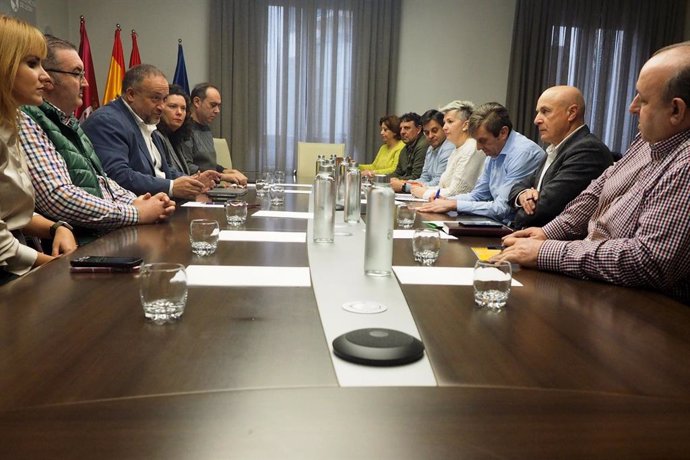 Representantes del equipo de gobierno de la Diputación de León y responsables de las principales organizaciones agrarias de la provincia, durante el encuentro.