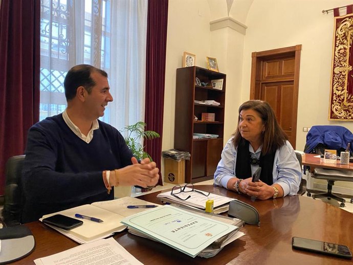 La delegada de Justicia, Administración Local y Función Pública de la Junta en Huelva, Carmen Céspedes, junto al alcalde de Trigueros, Vidal Blanco.