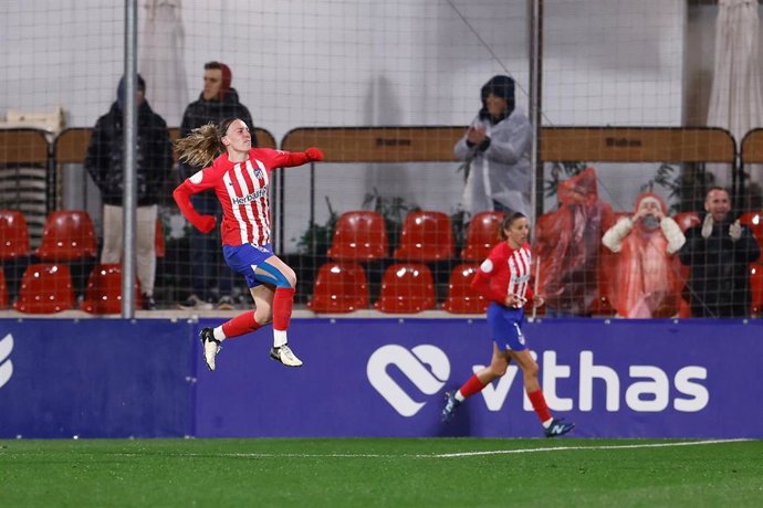 Eva Navarro celebra su gol en el partido de cuartos de final de la Copa de la Reina entre el Atlético de Madrid y el Real Madrid