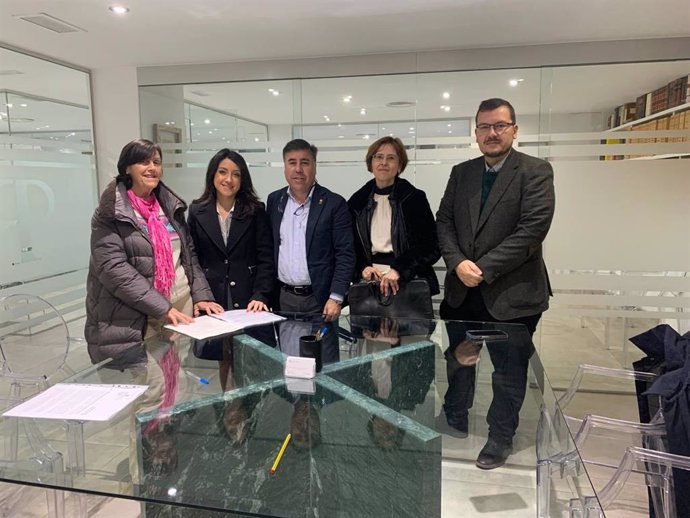Ayuntamiento de Córdoba y la asociación de vecinos La Palomera firman la cesión de uso a favor del Consistorio de parte de un inmueble como sede del centro cívico complementario de El Naranjo.