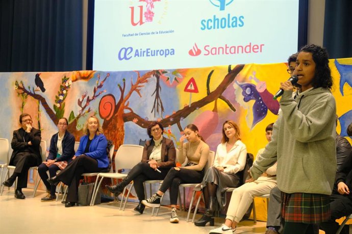 Jóvenes de Secundaria congregados por US y Scholas.