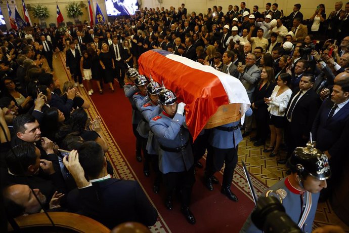 El expresidente Sebastian Piñera es homenajeado durante el funeral de Estado en el Congreso de Chile