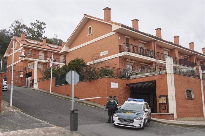 Un coche de la Guardia Civil frente a la vivienda donde han hallado el cuerpo sin vida de una mujer, a 8 de febrero de 2024, en Castro Urdiales, Cantabria (España). 