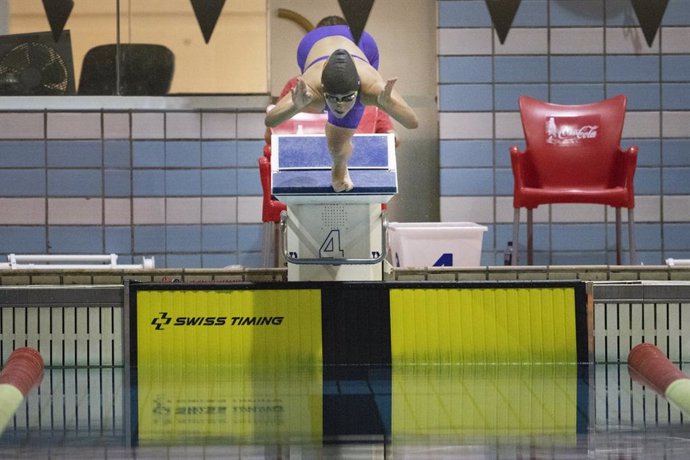 Archivo - Imagen de una competición de la Liga AXA de natación paralímpica 