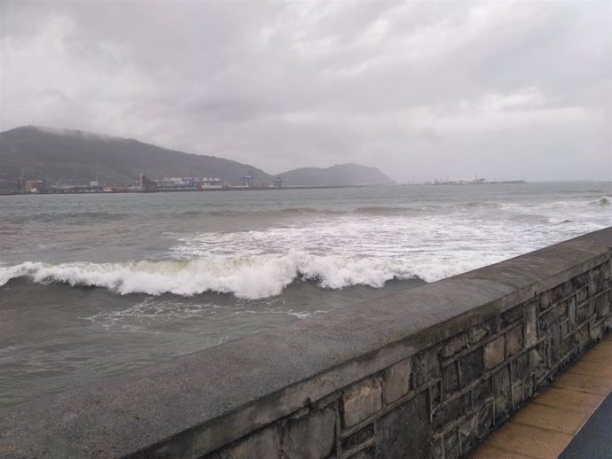 Archivo - Olas en la playa de Ereaga (Bizkaia)