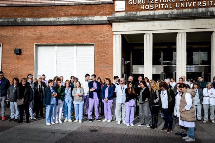 Compañeros de la mujer asesinada en Castro Urdiales (Cantabria) se han concentrado este viernes e durante cinco minutos en silencio en la entrada principal del Hospital de Cruces