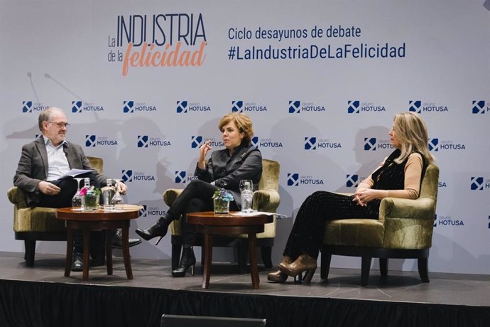 Sáenz de Santamaría y Trinidad Jiménez en "La industria de la felicidad".