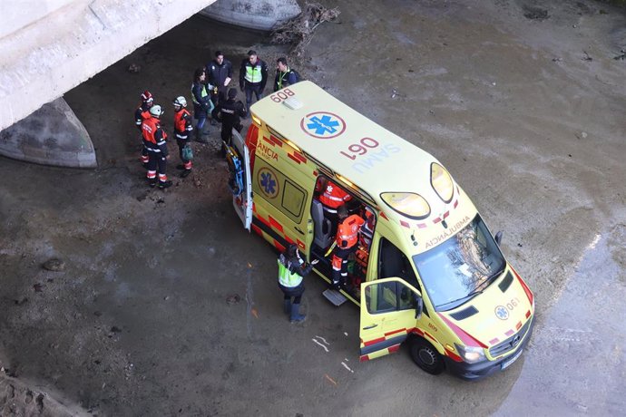 Una ambulancia bajo el puente del torrente de Sa Riera donde ha sido hallado el hombre, posteriormente fallecido en Son Espases.