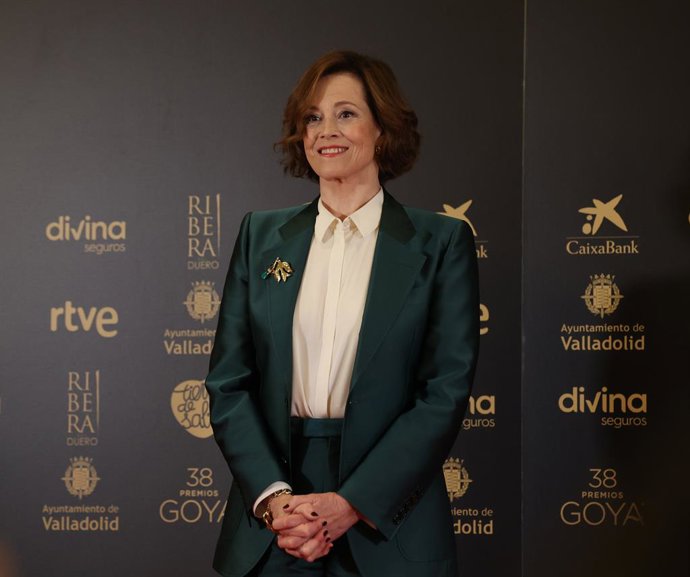 La actriz y productora de cine estadounidense Sigourney Weaver posa a su llegada a una rueda de prensa en el Ayuntamiento de Valladolid, a 9 de febrero de 2024, en Valladolid, Castilla y León (España).  Sigourney Weaver, tres veces nominada al Oscar y g