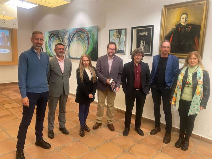 Los artistas, responsables de la Fundación Cajasur y otros asistentes a la inauguración de la muestra 'Viana Pinta'.