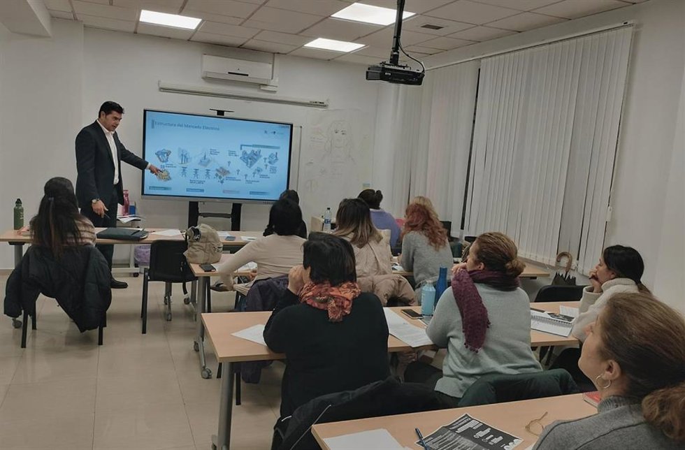 Profesionales de entidades sociales se forman en un taller impartido por Endesa.