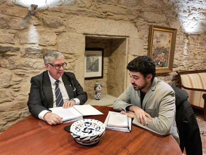 El presidente de la Confederación de Empresarios de Galicia (CEG), Juan Vieites, y el coordinador nacional de Podemos Galicia, Borja San Ramón.