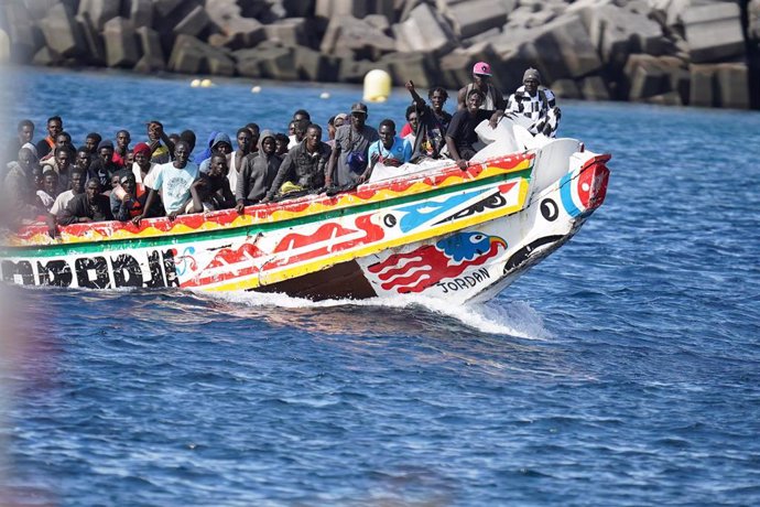 Archivo - Un cayuco con más de 170 migrantes llega al Puerto de la Restinga