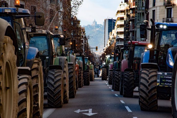 Varios tractores de agricultores llegan a la conselleria de Acción Climática durante una manifestación en la segunda jornada de protestas, a 7 de febrero de 2024 en Barcelona, Catalunya (España). Agricultores y ganaderos de toda España han sacado sus trac