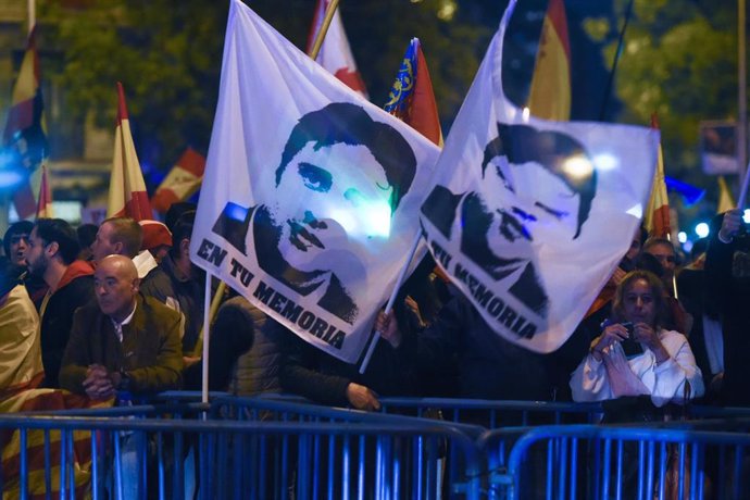 Archivo - Unas personas muestran dos banderas en memoria de Miguel Ángel Blanco, durante una manifestación contra la amnistía frente a la sede del PSOE en Ferraz, a 18 de noviembre de 2023, en Madrid (España). Miles de personas se han concentrado frente a