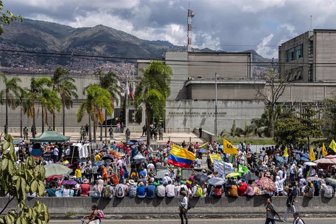 Un grupo de manifestantes piden la elección de un nuevo fiscal general en Colombia