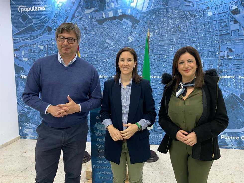 La senadora del PP de Córdoba Cristina Casanueva (centro), en su encuentro con el alcalde de Puente Genil, Sergio Velasco.