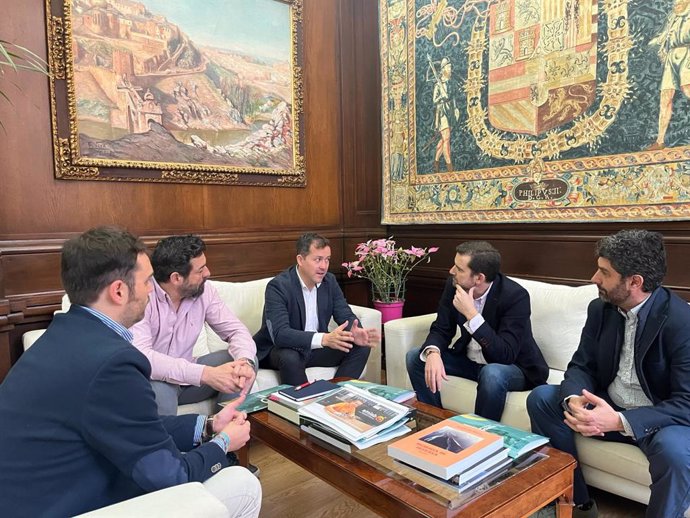 Encuentro entre los representantes de las entidades y el alcalde Carlos Velázquez.