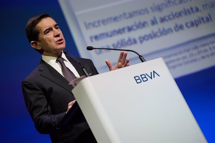 El presidente de BBVA, Carlos Torres Vila, interviene durante la presentación de los resultados financieros correspondientes al ejercicio 2023, en el Auditorio Ciudad BBVA,  a 30 de enero de 2024, en Madrid (España).