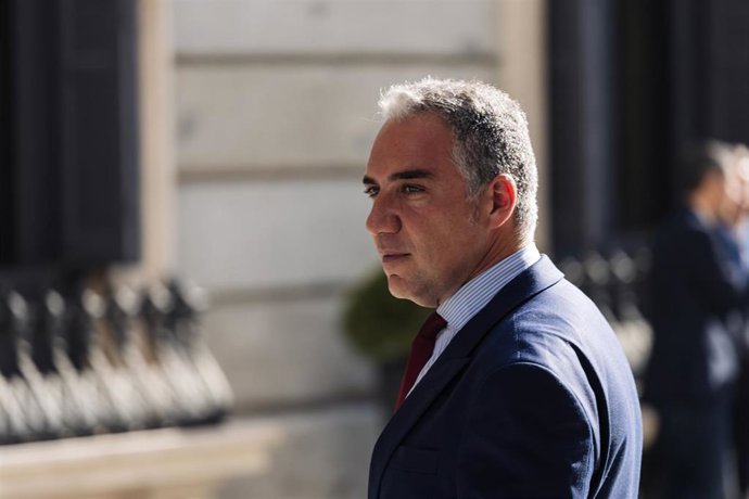 El coordinador general del PP, Elías Bendodo, a su llegada durante una sesión plenaria, en el Congreso de los Diputados, a 30 de enero de 2024, en Madrid (España). El Pleno del Congreso celebra una sesión extraordinaria hoy para debatir y votar el dicta