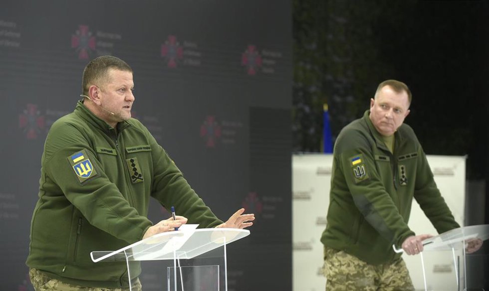 Archivo - El excomandante en jefe de las Fuerzas Armadas de Ucrania Valeri Zaluzhni (I), jutno al exjefe del Estado Mayor Sergi Shaptala, ambos destituidos en febrero de 2024, durante una rueda de prensa en Kiev en diciembre de 2023.