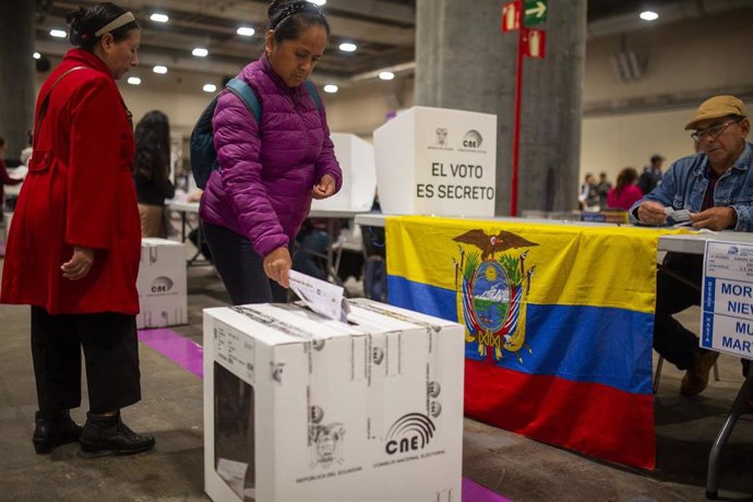 Archivo - Ecuatorianos en España votan durante la segunda vuelta de las elecciones presidenciales anticipadas