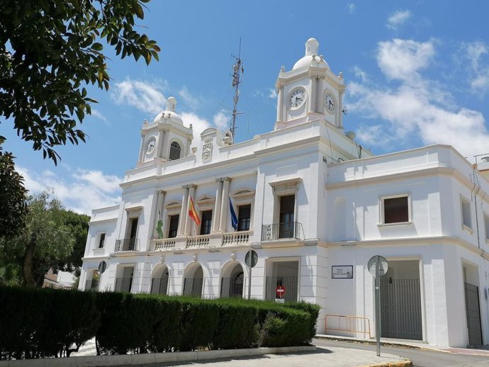 Vista de la fachada principal del Ayuntamiento de Barbate en una imagen de archivo.