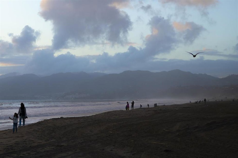 Archivo - La playa de Santa Mónica, al sur de California