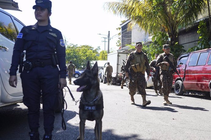 Archivo - December 24, 2022, San Salvador, El Salvador: Soldiers patrol as a K-9 unit prepares for a drug searching operation..Police and military perform a siege in the Tutunichapa Community, a historical point for drug trafficking in the Salvadoran capi