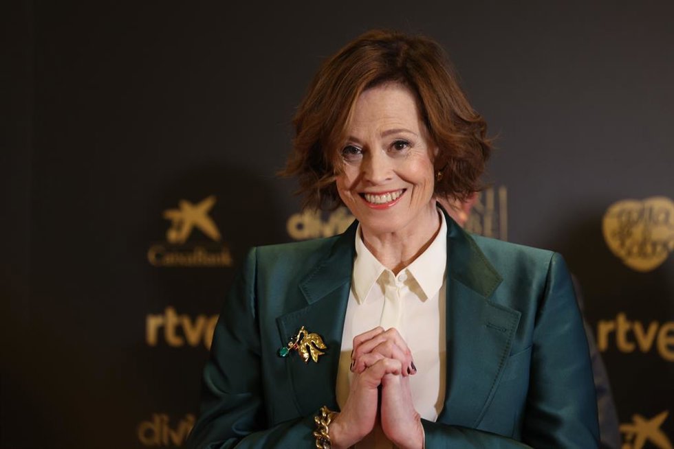 La actriz y productora de cine estadounidense Sigourney Weaver posa a su llegada a una rueda de prensa en el Ayuntamiento de Valladolid, a 9 de febrero de 2024, en Valladolid, Castilla y León (España).  Sigourney Weaver, tres veces nominada al Oscar y g
