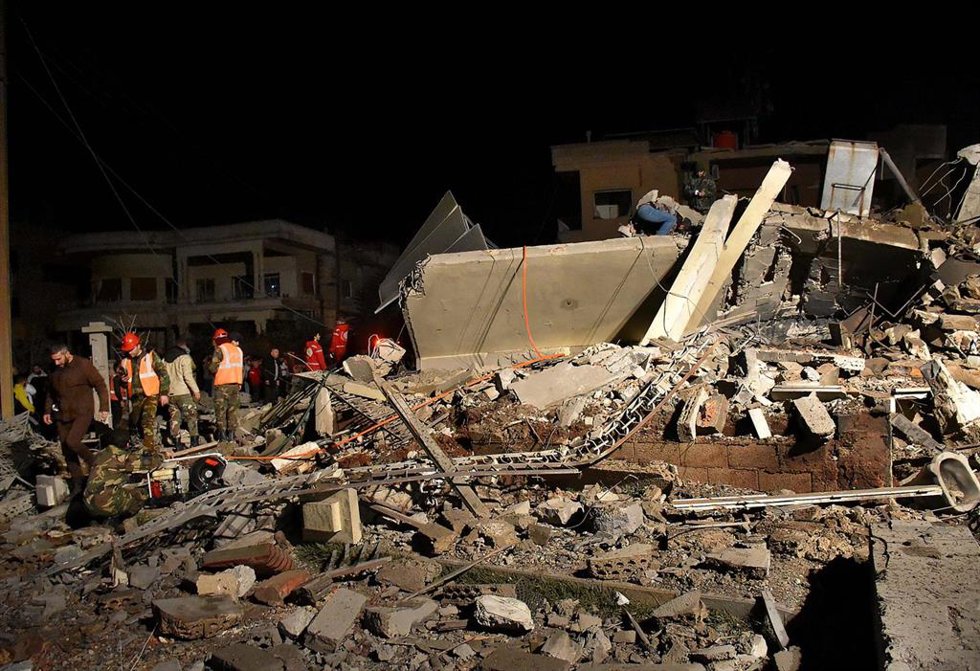 Ataque con misiles israelíes en Homs, Siria.